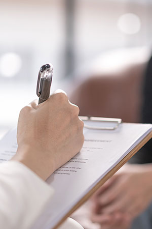 the doctor fills out the patient's documents